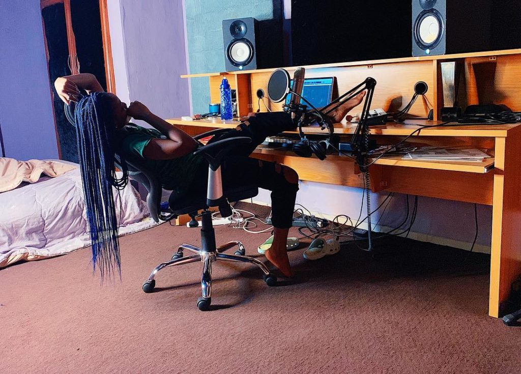 See where Simi has been sleeping these days (Photo)